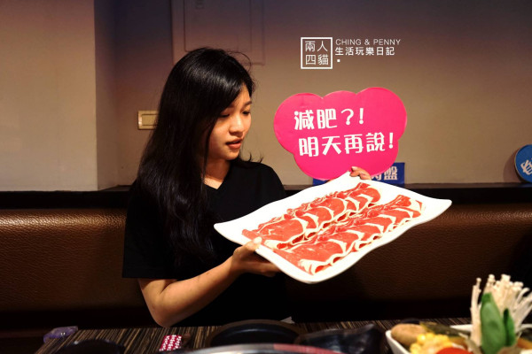 【苗栗｜美食】 菜盤可換肉！頭份大肉盤火鍋 開鍋精緻刷刷鍋 (含菜單) 大推牛奶鍋底超香濃
