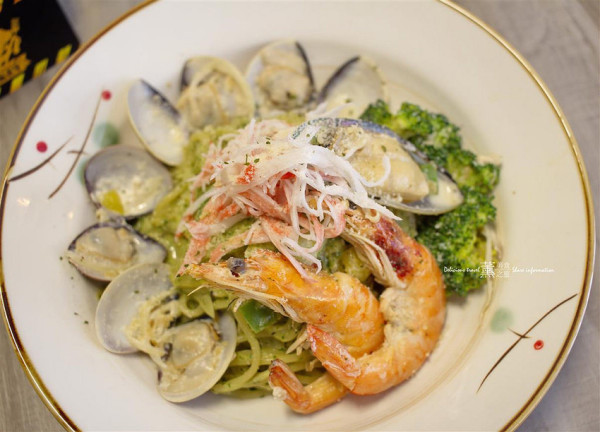 「台中西區美食」猴子披薩 Monkey Pizza Official 向上店-台中IKEA 義式餐廳，披薩好吃餅皮帶勁涮嘴，義大利麵Q脆爽口份量超多