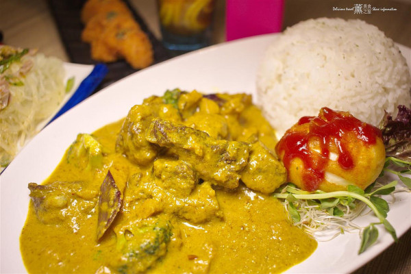 「台中港式美食」銅鑼灣創意料理-來自香港的純正風味，道地港式咖哩飯、絲襪奶茶、鮮檸檬茶。香港主廚嚴選新鮮食材熱騰騰上桌。