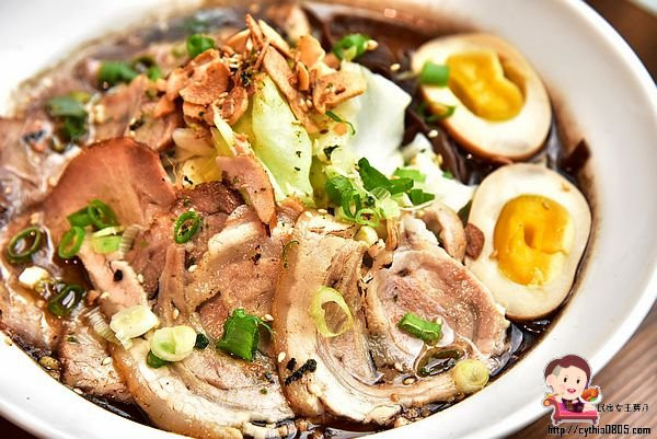 中原夜市的拉麵屋，平日學生優惠特定拉麵只要99元，優惠券再打8折