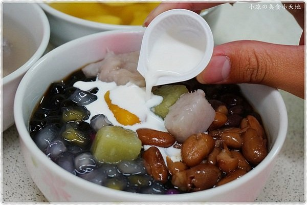 台中南區』忠孝夜市伊豆古早味挫冰║冬季限定的溫暖幸福滋味，暖呼呼的甜湯，吃過的人都說料多實在 ！        
      