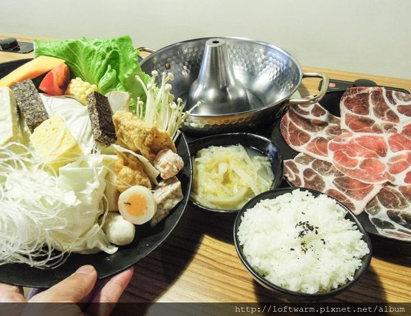 桃園中壢單人式酸菜白肉鍋推薦 熬大富 好吃的酸白菜豬肉火鍋一個人就能品嚐的美味~還有石頭火鍋 燒酒雞鍋 咖哩鍋(附菜單)~