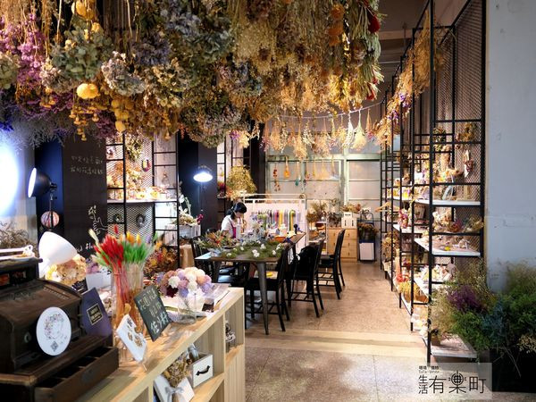 【嘉義景點推薦】佐丿籽：承億小鎮慢讀特色複合式書店，和乾燥花進行一場浪漫約會；三樓有椛手作課程體驗，近嘉義市政府