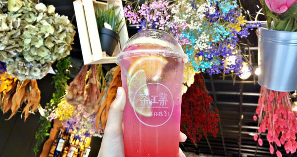 【中壢中原】茶工業現萃茶飲中原店☞佈滿超美乾燥花的工業風手搖飲料店，還有綠葉牆給你當拍照背景!/網美最愛超好拍氣泡飲/近中原寶雅.中原夜市