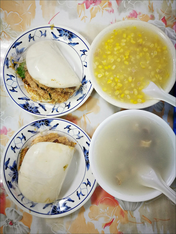 [台中] 永興街煬割包四神湯 台中小吃刈包推薦 配四神湯玉米濃湯有古早味