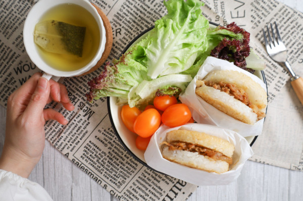 【美味開箱】今天不想煮？喜生食品宅配米漢堡／好市多米漢堡，快速微波即食好便利