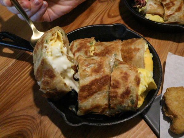 (中山捷運站)中山區早午餐-餐酒館裡點早餐-guru house中山店,爆漿三種起司鐵板厚蛋餅,可以拉至30公分長的起司