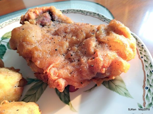 (台北捷運板南線市政府站周邊美食)「娘娘雞排永吉店」 --- 雞排足足七兩重，外酥脆內香軟，好吃得連叫兩聲娘! 