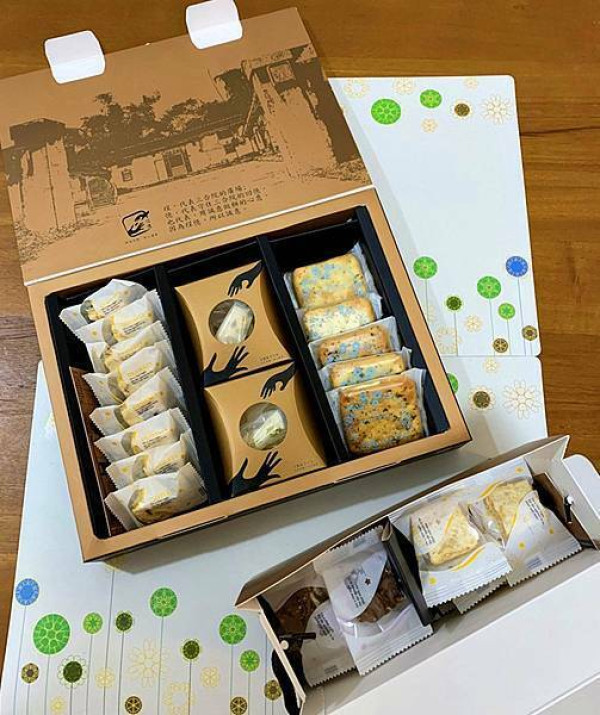 [埕憶菓子工坊] 台中過年伴手禮推薦 法式雪雲千層派 金沙蛋黃月娘派, 吃的到鹹蛋黃的滋味兒  和餅乾以及牛軋的甜融合, 微鹹甜風 ~~ 下午茶享用超讚啦!