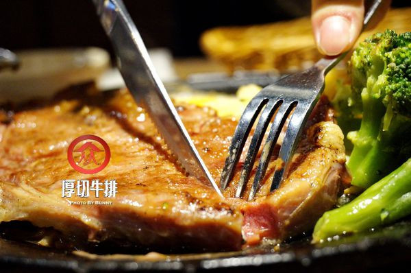【台北美食】人从众厚切牛排 敦化店 餐廳享受平價牛排 大份量超值滿意 忠孝敦化/牛排