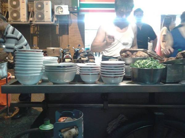 {食記}好吃的古早味陽春麵-台北南京西路與華亭街口老麵攤