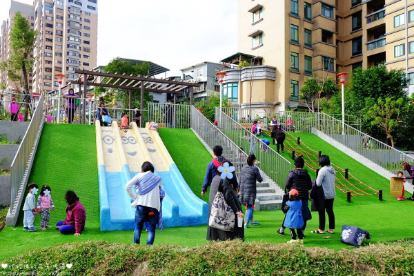 【新北-板橋區】富貴綠地公園小小兵溜滑梯，近新北市立光復高級中學