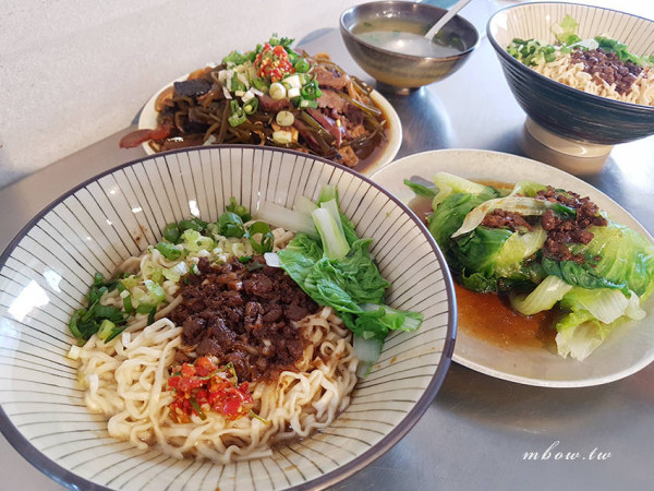 「飽食屏東」美菊麵店，屏東最有特色的文青麵店，乾麵滷味切料最對味
