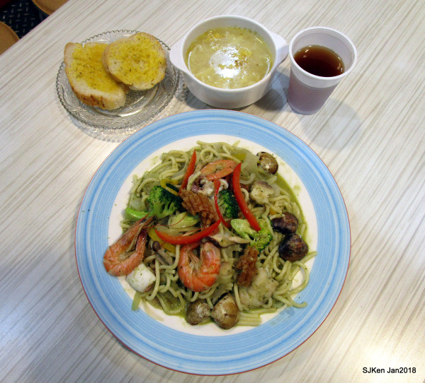 西門町萬年大樓美食「七號複合式餐飲」--- 義大利麵、簡餐套餐與臭臭鍋 多樣平價美食任你選，天天吃七號，好運一整年! 