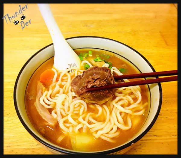 [中和][一人餐桌]上品牛肉拉麵專賣店 喝過這用心熬煮的湯，誰還能忘掉這口的美味
