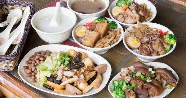 【台南美食】從後甲黃昏市場到店面｜古早味封肉｜滷豬腳｜蹄膀飯｜藥膳排骨湯~聚福香古早味        
      