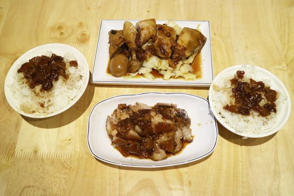 高雄新興區=<食>豚蹄元寶　豬腳腿庫丼飯弁當-忠孝店~肉燥飯的推薦好店＊豬腳好吃又嫩口＊連職棒球員都讚賞的一家店=
