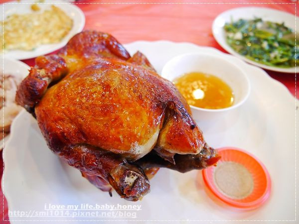 【宜蘭美食】基隆甕仔雞-宜蘭分店。正港放山雞 炭火現烤。油亮色澤的金黃烤雞。平價 高CP值的古早味餐廳。壯圍美食