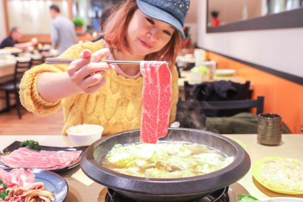 吃吃等石頭沙茶火鍋，阿基師女兒開的石頭火鍋店（近寧夏夜市、迪化街）
