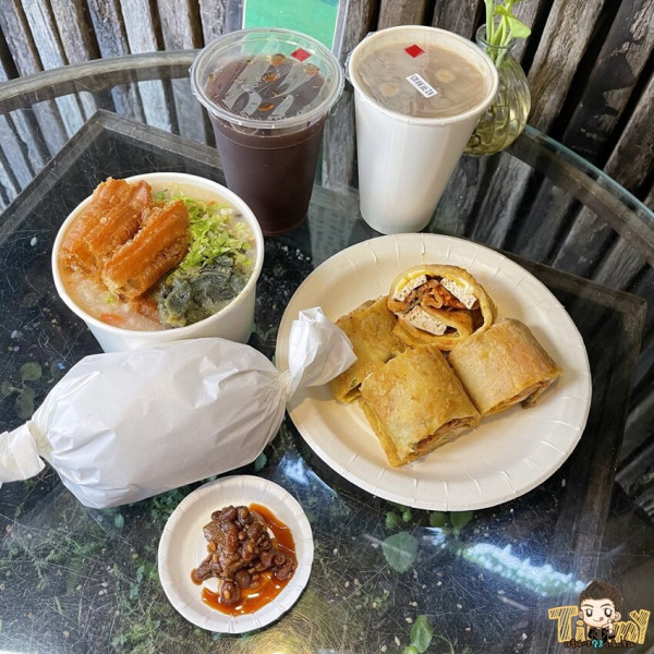 新竹超台的臭豆腐蛋餅臭香十足！必點超大包飯糰.古早味阿嬤鹹粥！