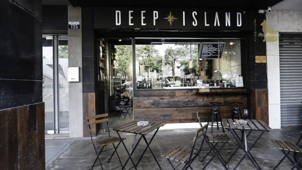 台中西屯｜ Deep Island Coffee 深島咖啡，台灣大道旁深色系咖啡廳