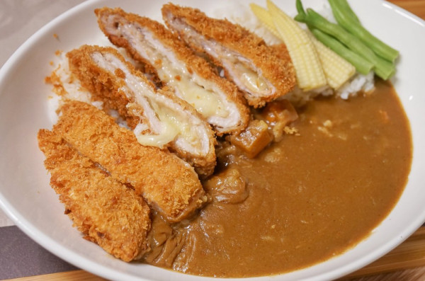 [高雄巨蛋美食]初曉江戶天麩羅-銷魂起司炸豬排咖哩飯x不能錯過的日式抹茶甜點 - 美食好芃友