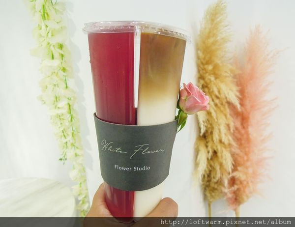 台北飲料花店 白色花藝 White Flower ft. 白色鯨魚 玫瑰雙色風格杯 情人節的小浪漫 兩種口味一次滿足(附菜單價位參考...