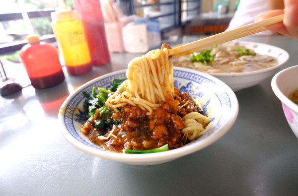 台中后里│香蕉樹餐飲店-后里巷弄美食.幾乎每桌都會來上一碗香菇肉羹.還有牛肉麵跟肉丸喔 - 藍色起士的美食主義