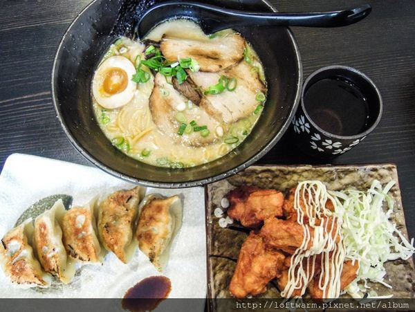 桃園中壢日本人老闆煮的日式拉麵 幸屋拉麵 幸屋さんラーメン 鄰近中壢工業區 網友推薦嚐鮮 豚骨拉麵 味噌拉麵 炸雞 煎餃(附菜單價位)...