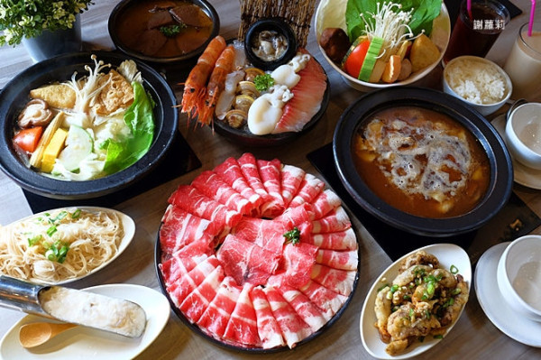 《台中♥食記》石研室石頭火鍋(台中中科店)。新開幕實驗室文青風石頭火鍋，必點啤酒麻油雞、超猛海鮮鍋，挑戰台中超高CP值霸氣全牛大拚盤！