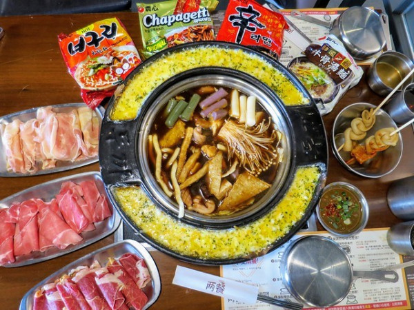 【新北淡水美食】兩餐두끼韓國年糕火鍋吃到飽，年糕火鍋、炒飯、泡麵及炸物無限量吃到飽，加價$139還有牽絲的雙色起司!