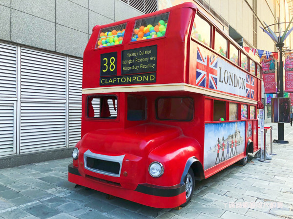 新竹大遠百超大巨型扭蛋機！扭蛋雙層巴士 - ㄚ綾綾單眼皮大眼睛