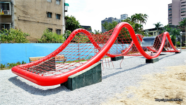 【新北景點】佳和公園／親子同遊～老舊的游泳池，搖身一變，變成海洋共融兒同遊戲場，大型波浪攀爬網、鳥巢鞦韆、雙人鞦韆、大沙坑、體健休憩廣場