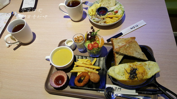 嗨森廚房。早餐這樣吃咖哩牛肉歐姆蛋也特別。