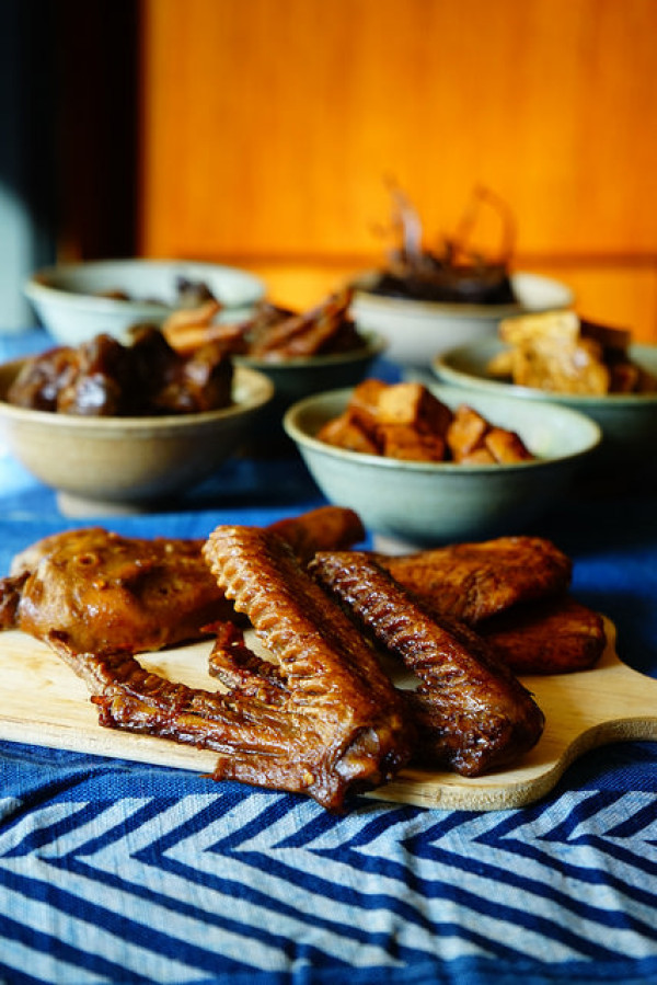 台中美食~新店報報 江鴨鴨百年川滷 不加醬油 用糖翻炒成焦糖 傳統工法百年老滷汁26種中藥材精心熬煮的冷滷味 甜中帶辣 辣中帶麻 麻中帶香 好涮嘴