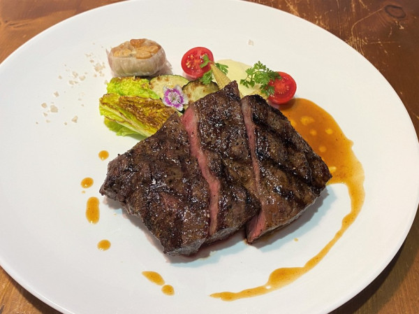 【新竹 美食】犀牛。西式小館 Rhino Restaurant，完美的五分熟切面炭烤牛排，肉色均勻度滿分！