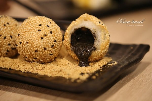 員林宸品居港式飲茶。邪惡指數爆表,輕咬一口魚子蒸燒賣、奶黃流沙包、擂沙芝麻球,輕咬一口停留在口腔好好食        
      