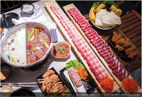 ✿高雄✿ 浮誇份量超長擺盤 現在連麻辣鍋肉盤都要這麼吸睛就對了 嚴選品質的台灣黑毛豬與霜降牛超推薦！ ➜ 愛食鍋-麻辣鴛鴦鍋