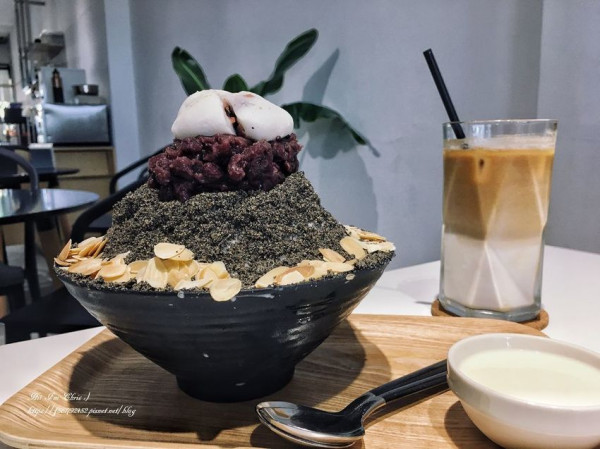 【林口咖啡廳】居然能在林口吃到我思念已久的『 韓國雪冰 』~ 不是"雪花冰"是"雪冰" ! 那間賣冰的咖啡店 Blue Lamp Cafe/林口咖啡廳推薦/林口