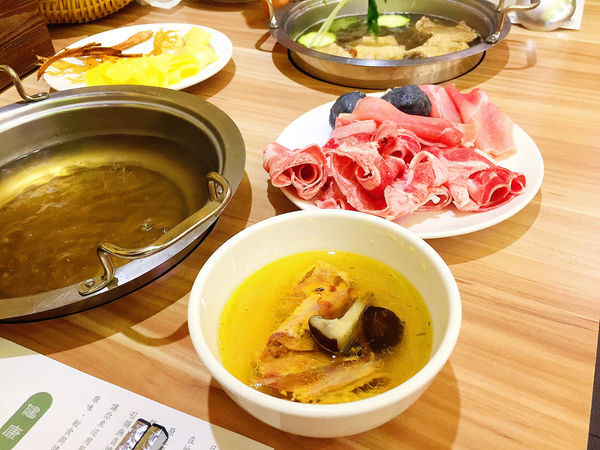 『台北小巨蛋』台北火鍋吃到飽推薦-原生園汆燙鍋，情侶夫妻家庭平日用餐好選擇