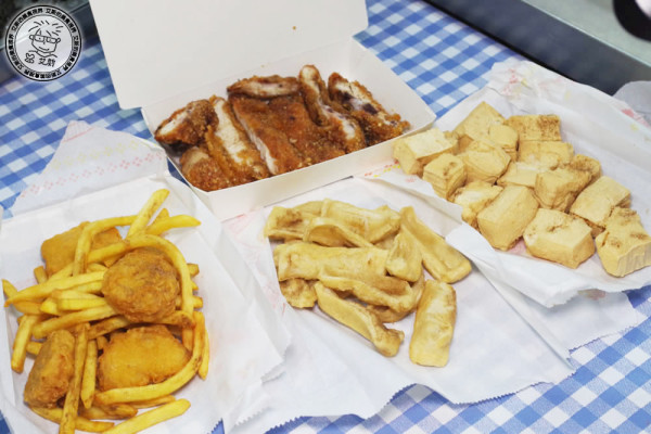 內湖湖光市場附近也可以吃到士林夜市排隊好吃雞排。維縈家鄉碳烤雞排-內湖店