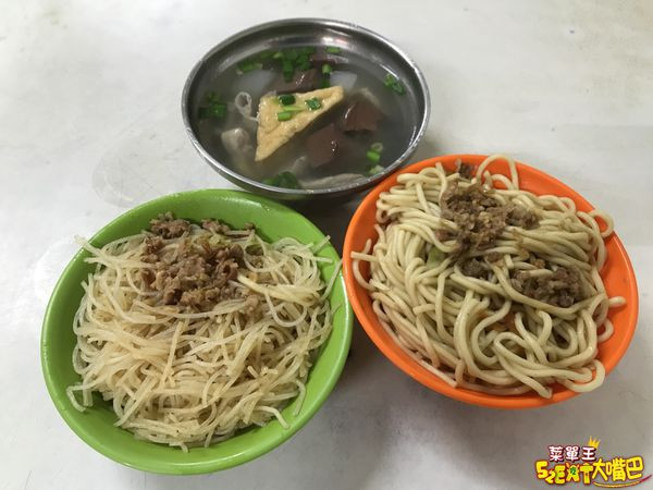 台中豐原美食大腸豬血湯》信義大腸豬血湯菜單價位大公開！在地豐原人最熟悉的老味道～推薦 大腸豬血湯、綜合湯、乾麵。