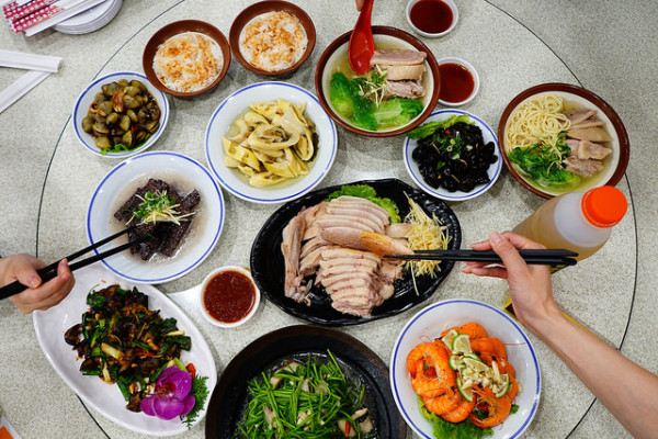 台中美食~鵝房宮系列 巫董鵝肉有消夜時段囉!! 四月份起推出古早味的夜消大排檔 除了原有的鵝肉小吃以外再增加了經典的台菜熱炒菜色 真的是道道超值又美味