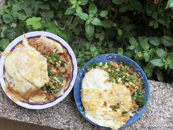 台中美食│逢甲炒餅條〃傳統技法古早味蛋餅，搭配特製肉燥及家傳蔥辣醬就是讚～        
      