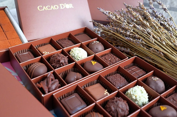 宜蘭甜點 | Cacao Dor 可可德歐。(台北大葉高島屋櫃位)bonbons巧克力也有隱藏版，結合宜蘭在地食材，可可香氣濃到化不開！(芝山站)