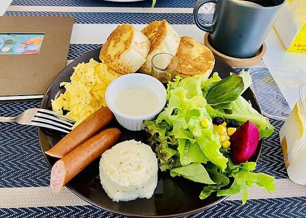 桃園南崁超人氣早午餐【吾家灶咖】隱身南崁巿場巷弄內早午餐/清新文青風有質感咖啡廳/招牌必點早午餐拼盤180元起/桃園CP值高早午餐