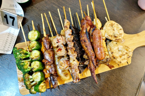 【台北】東區 品都串燒攤 新鮮便宜 一不小心就會拿太多的人氣排隊串燒店 - 水晶安蹄 不務正業過生活