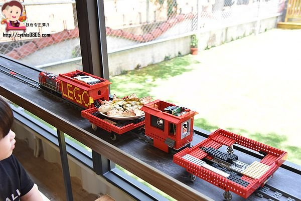 龍潭超夯的樂高親子主題餐廳來啦，點飛鏢披薩還可以用樂高火車送到你旁邊