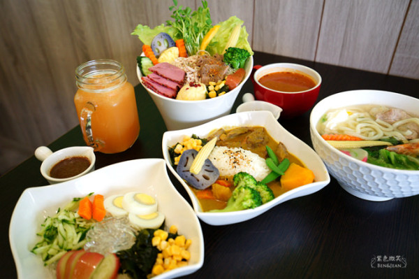 不只是沙拉Curry&Salads ▋宜蘭羅東~多樣又豐富的沙拉、寒天水晶涼麵、南洋咖哩牛肉飯、 田園火腿巧巴達，外帶沙拉另附一球薯泥+沙拉醬，輕熟女最愛
