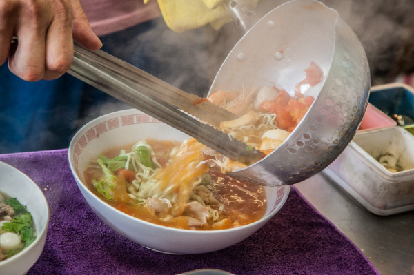 [桃園南崁]爆料小火鍋等級，就是要你吃到撐！網路評價大好番茄湯麵夏天吃超開胃！鋒憶麵坊 - 大手牽小手。玩樂趣